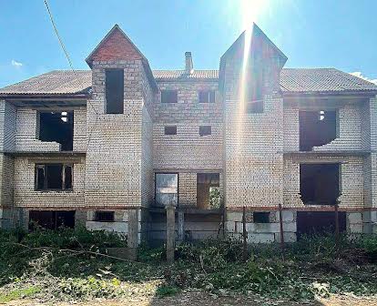 Великий недобудований будинок з великим потенціалом у Мукачеві  750 кв