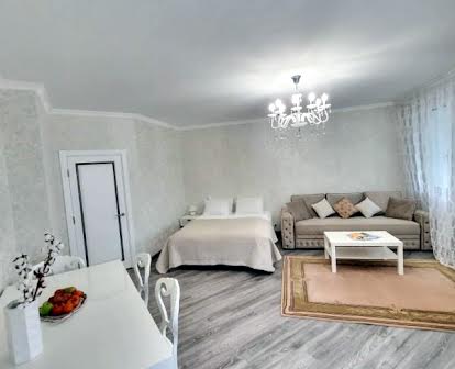 Luxury 2-bed apartment near Pozniaky metro