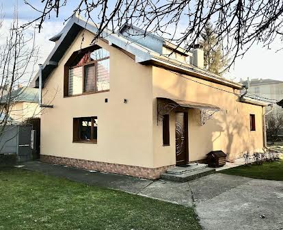 Затишний будинок з сучасним ремонтом, неподалік Івано-Франківська.