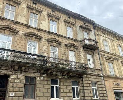 Продам простору квартиру в центрі міста Львів, фасадний балкон