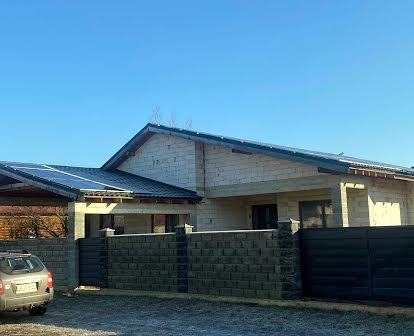 Новозбудований будинок з сонячними панелями