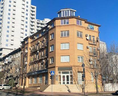 Четырехкомнатная квартира  в старом центре Николаева