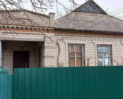 Продам будинок в смт Межова з газом, скважиною, гаражем.