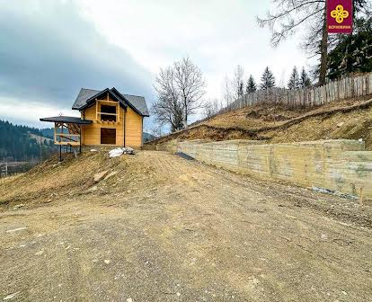 Продається дерев’яний будинок із земельною ділянкою в селі Криворівня
