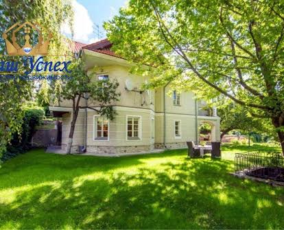 Продажа дома в центре Киева с участком 24 стоки в Царском Cеле