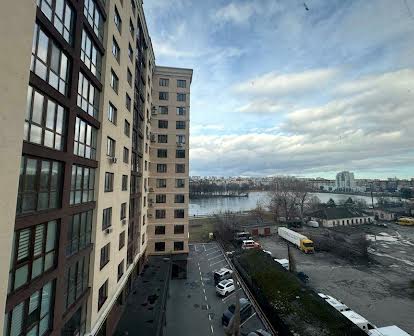 .Продам елітну квартиру 137 кв.м. з  панорамним видом на річку. Центр.