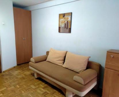 Власник продає двокімнатну квартиру Нивки вул.Турчина 7