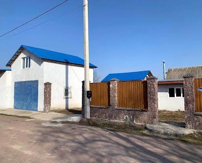 продам хату в селі Курне,великий гараж,сарай,підведено380 Вт офіційно
