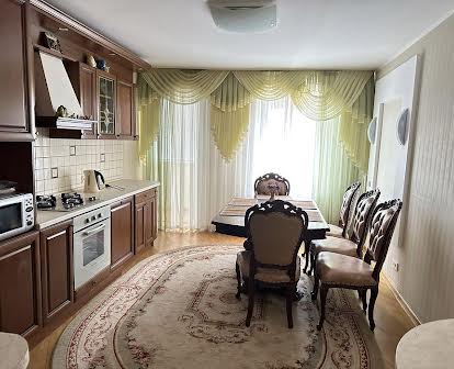 Продаж чотирьохкімнатної квартири в центрі Чернігова