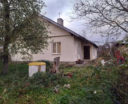 Продам будинок, с. Задністря + земельна ділянка 0.185га.