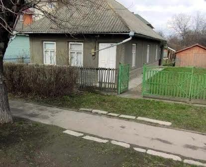 Продається будинок з земельною ділянкою м.Новоселиця, вул.Центральна