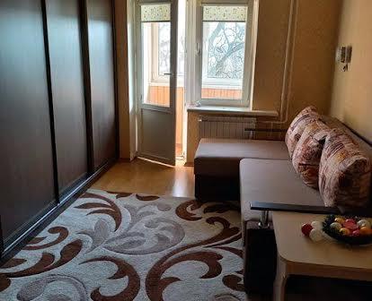 Продаж 2-х кімнатної квартири по вул. Ушакова 8, 45 кв м.