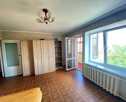 Продаю двокімнатну квартиру по вул.6 Слобідська (л1)