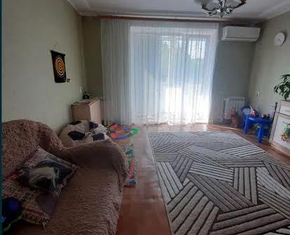 Продається 3-кімнатна квартира на вулиці Сергея Сенчева