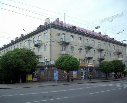 Продам 2-кімнатну квартиру  в центрі міста по пр.Волі