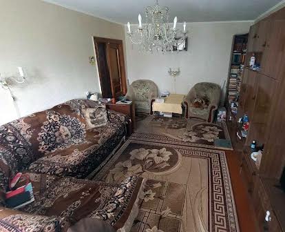 Продам 3-х кімнатну квартиру (61 кв.м.) у центрі міста Прилуки.