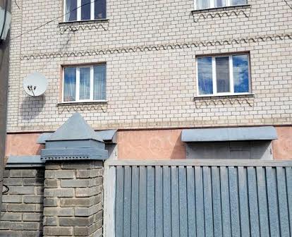 Продаж  трохповерхового будинку на Баранова.