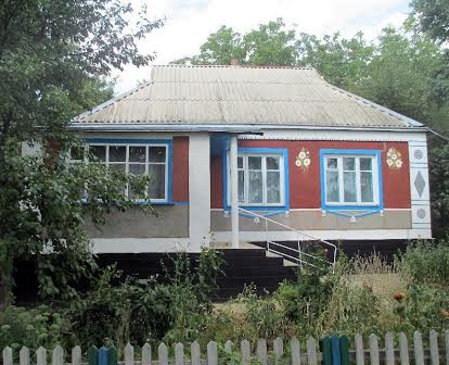 Продам дом в тихом,уютном месте в деревне Черкасской области
