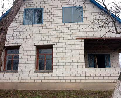 Продається дачний будинок із земельною ділянкою в селі Славна