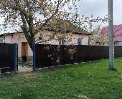 Цегляний будинок з ремонтом і всіма комунікаціїями в Олишівці
