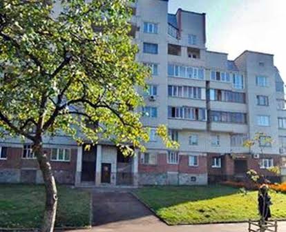 Продається 3 кімнатна квартира в центрі Чернігова 1 поверх