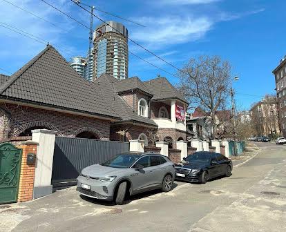 Продам жилой дом с ремонтом в центр части Киева. Без комиссии.