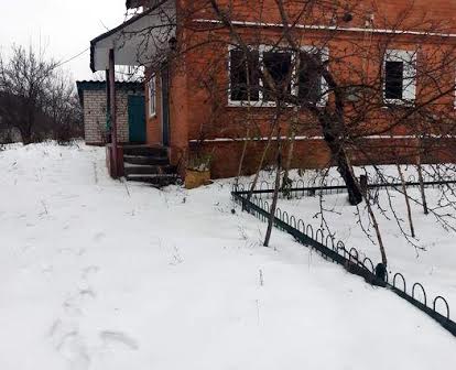Продам дом в Харьковской обл.смт Гуты