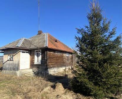 Продається будинок в Рожнятові з земельною ділянкою.