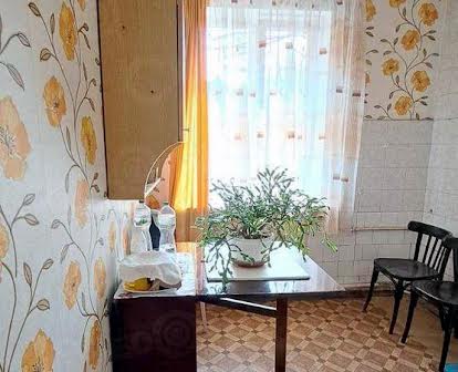 Продаж 3-кімнатної квартири «сталінки» на Дзержинці