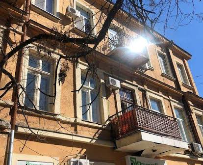Продам квартиру в центре Еврейская/Книжка с балконом