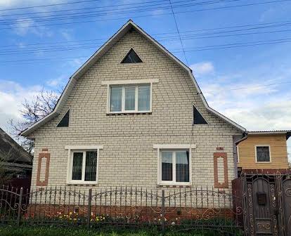 Продається двоповерховий окремий будинок по вулиці Свято-Миколаївській