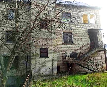 Продається 2-х поверховий будинок під реконструкцію с Рославичі