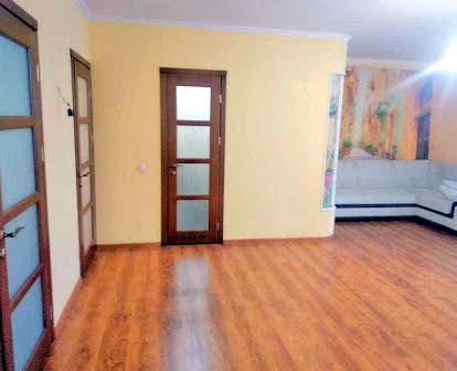 Продам 3-х кімнатну квартиру з сучасним ремонтом, меблями та гаражем