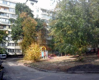 Продам свою 2-к квартиру ул. Котельникова 89 метро Житомирская.