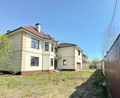 Современный дом в Коттеджном городке Гуровщина с просторным участком