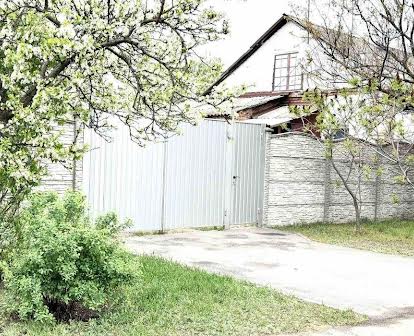 Продам полдома в районе завода Шевченко  со своим двором