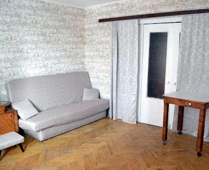 Двокімнатна квартира в гарному стані, вул. Предславинська
