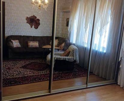 Леси Украинки, отличная большая комната, метро Печерская центр