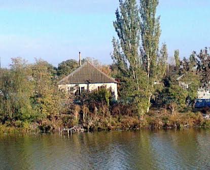 Дом на берегу реки