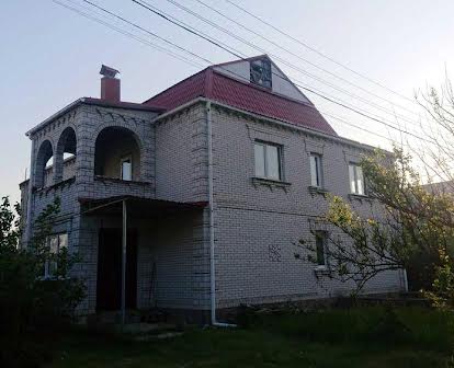 Продам дом в Шкаровке.