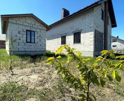 Продаж двоповерхового будинку з гаражем та бомбосховищем в селі Нове
