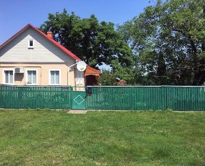 Затишний будинок з землею в Миргороді