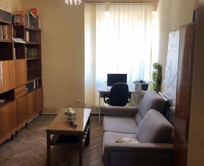 Продается двох кімнатна квартира по вул Головацького