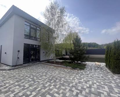 Продаж будинку з критими кортами та озером 180 м в Підгірцях