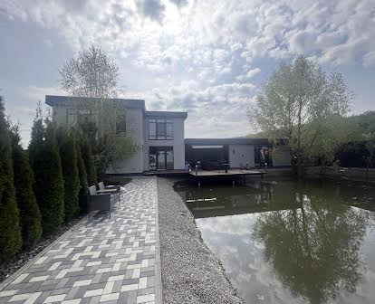 Продаж будинку з критими кортами та озером 180 м в Підгірцях