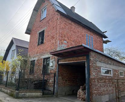 Продам будинок дачного типу з ділянкою поруч річки в с.Угорники