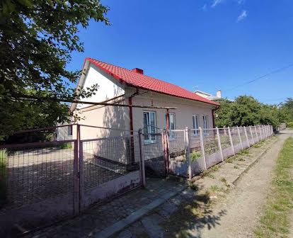 Продається будинок і земельна ділянка 6 соток на вул. Хотинська