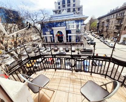 Двухкомнатные апартаменты с балконом на Греческую площадь