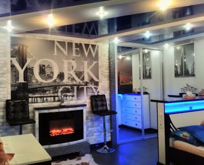 VIP студио Нью-Йорк со стереосистемой и мини-комнатой на лоджии с ТВ