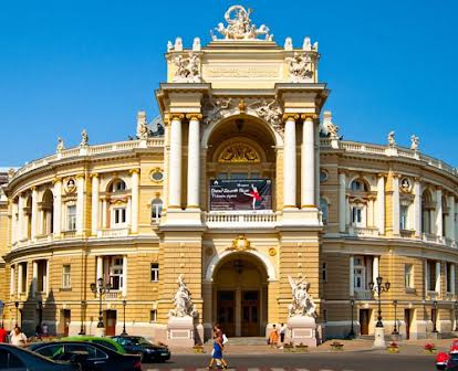 Центр Одессы - возле Дерибасовской и Оперного театра